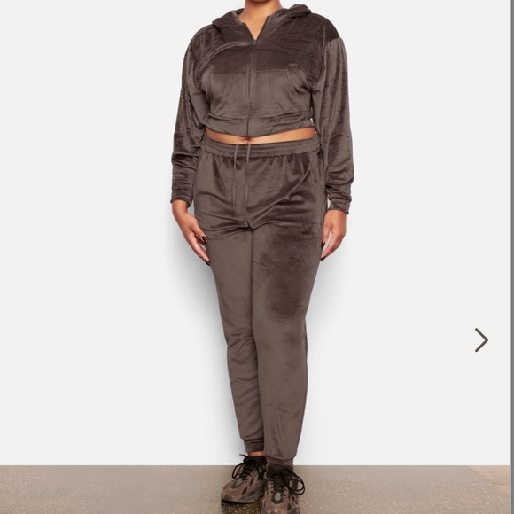 SKIMS Velour Joggers in Amethyst - Picture 2 of 4